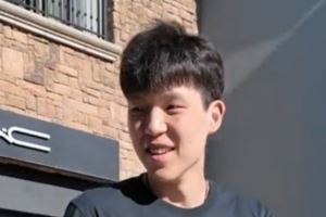 阳光男孩！媒体人晒杨瀚森新发型：收获一大波当地粉丝 开心的1天